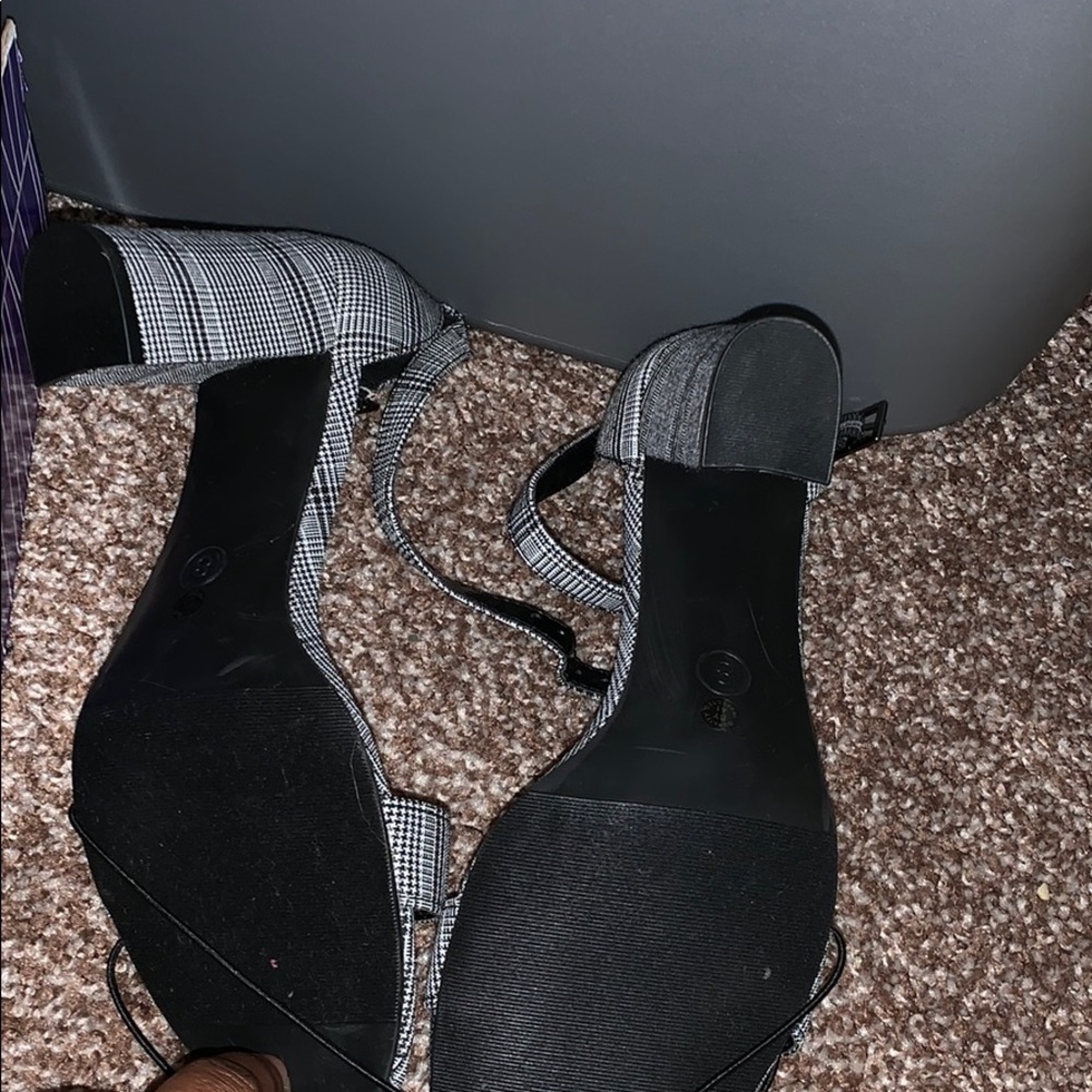 Heels - Picture 3 of 4